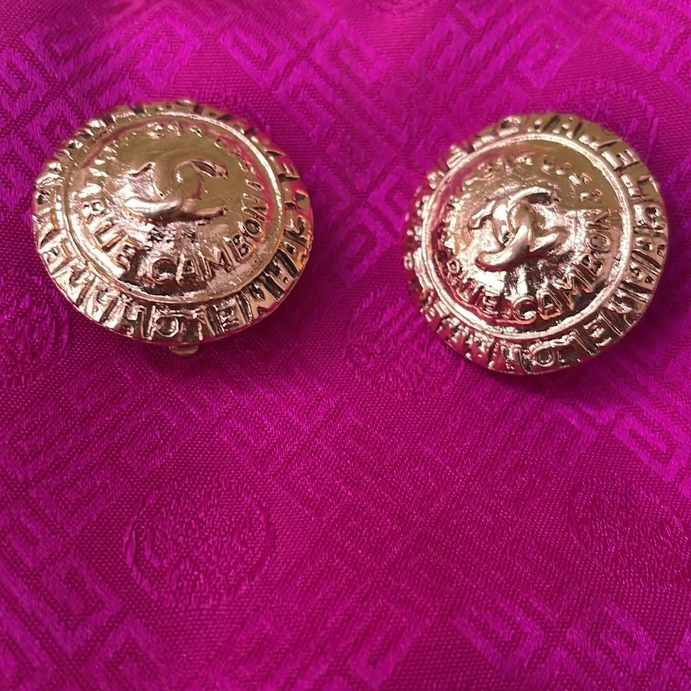 Large Chanel vintage gold clip on earrings